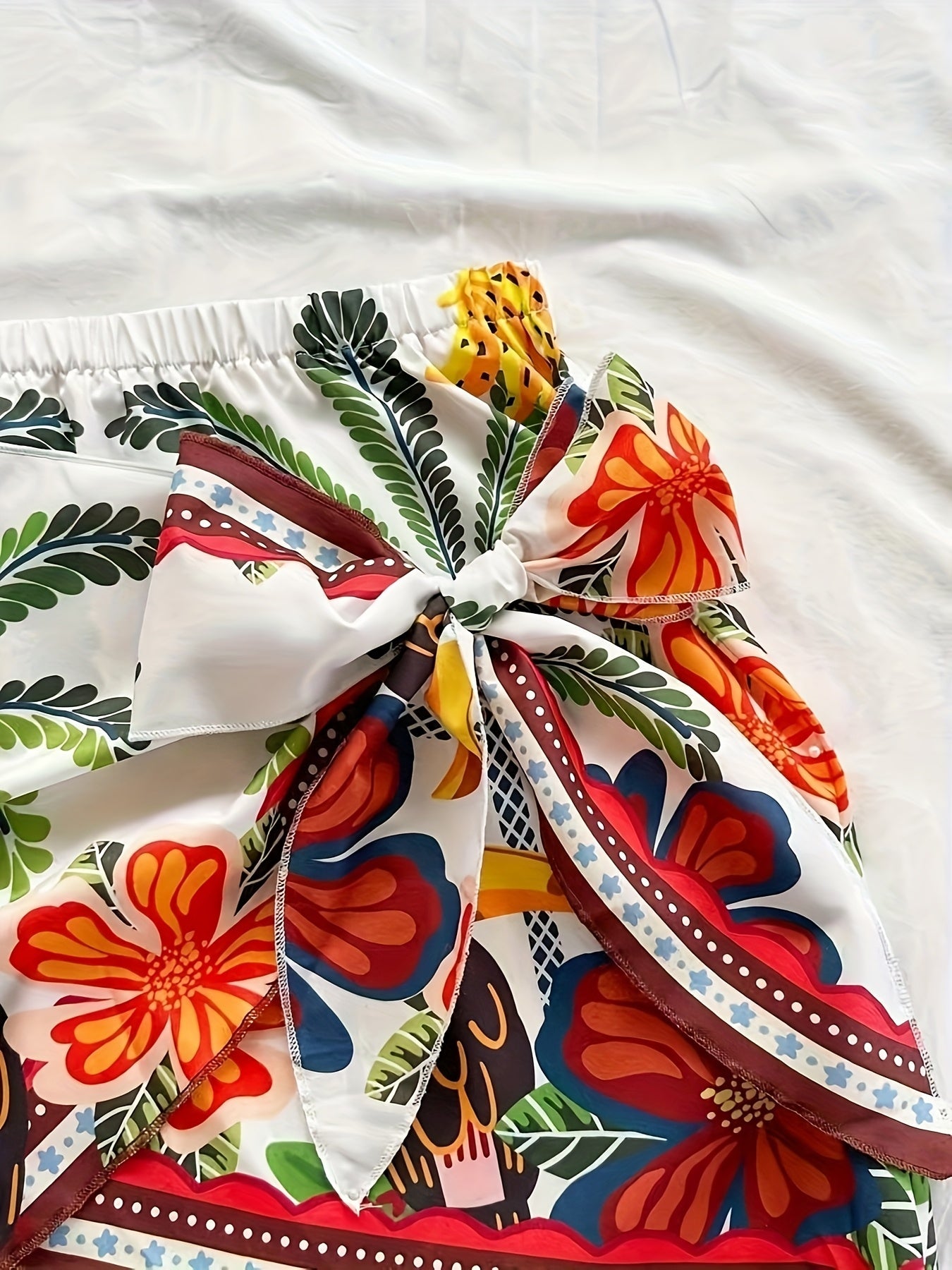 Damen Mini Strandrock mit tropischem Muster und Schleifen-Detail – Perfekt als Badebekleidungs-Überwurf