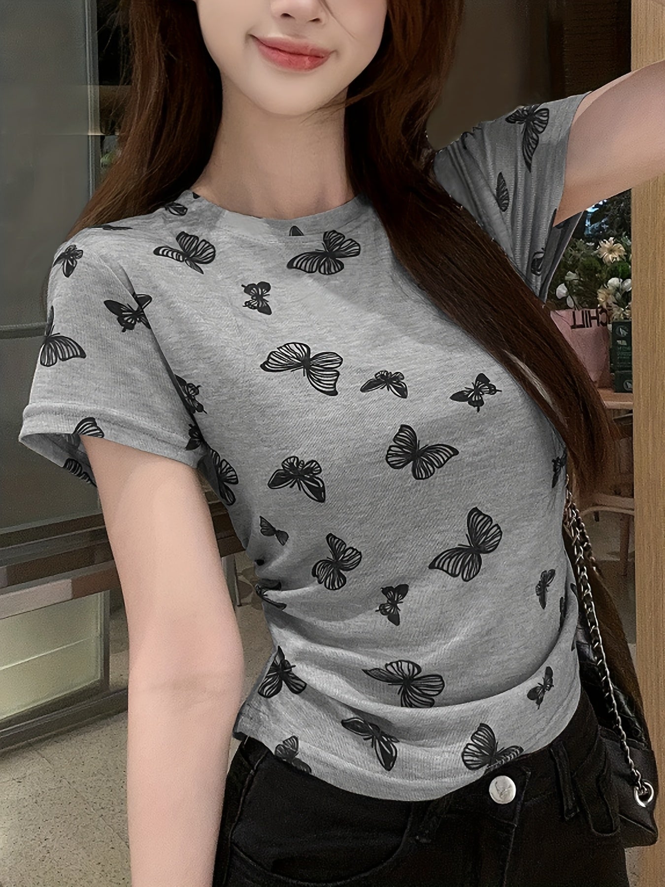 Damen T-Shirt mit Schmetterlingsmuster – Modisches Freizeitshirt für Frühling & Sommer