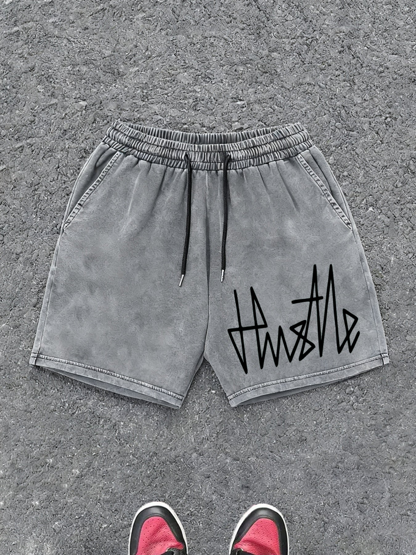 Herren Streetwear Shorts mit „Hustle“-Print – Lässige Freizeithose mit Kordelzug