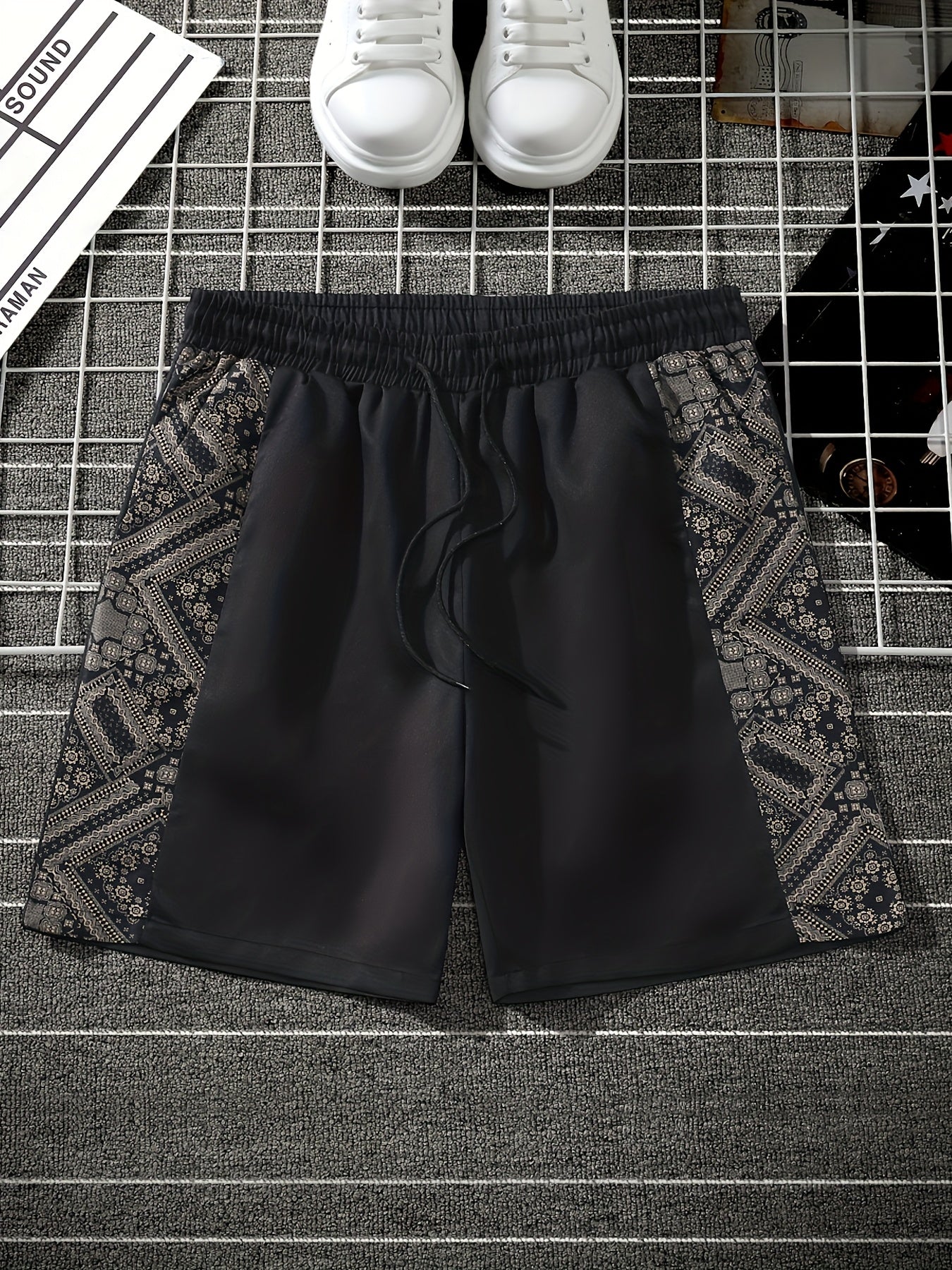 Herren Streetwear Shorts mit Ornamentmuster und grafischen Seiteneinsätzen – Modern Freizeit