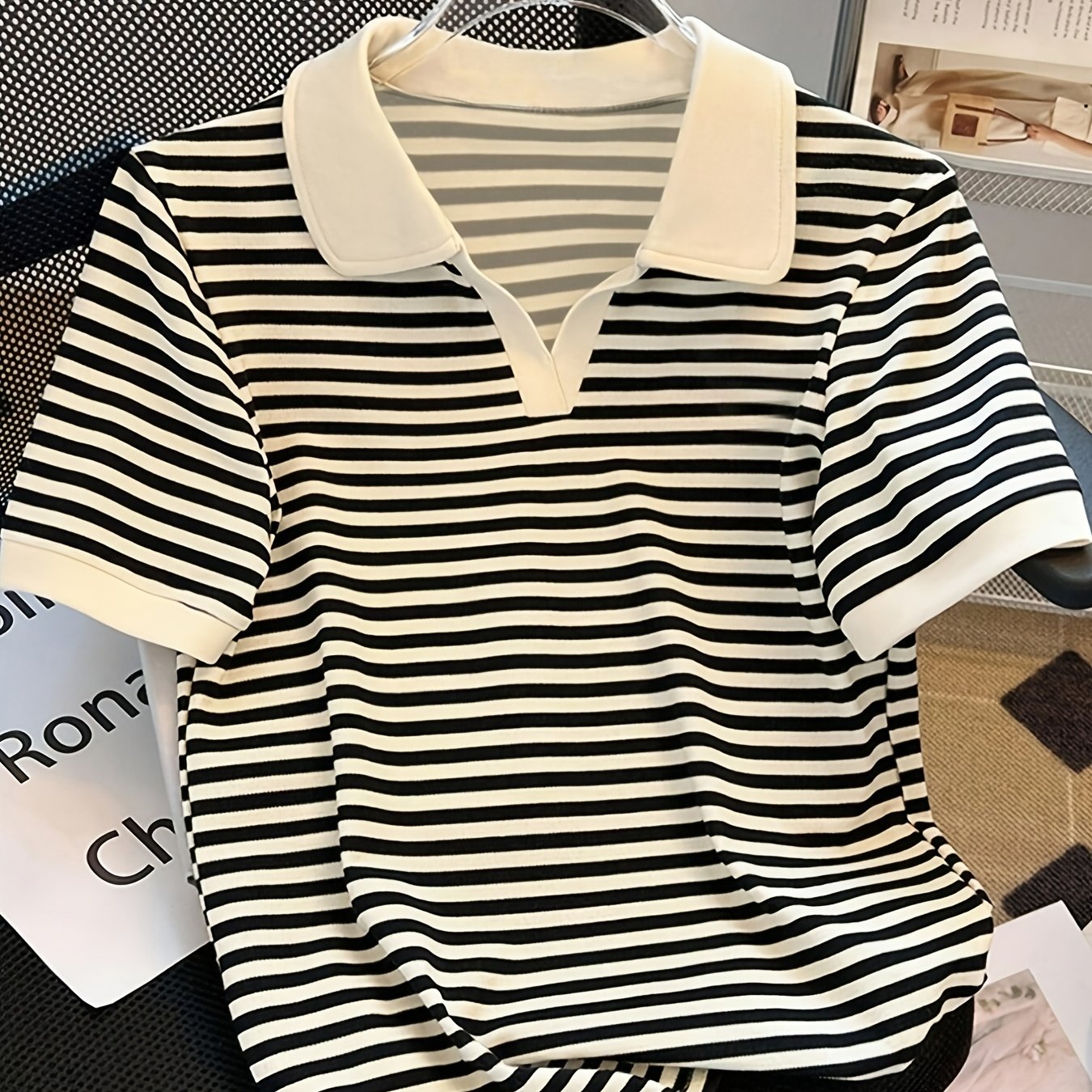 Damen Polo Shirt mit Streifenmuster und V-Ausschnitt – Eleganter Freizeit-Look