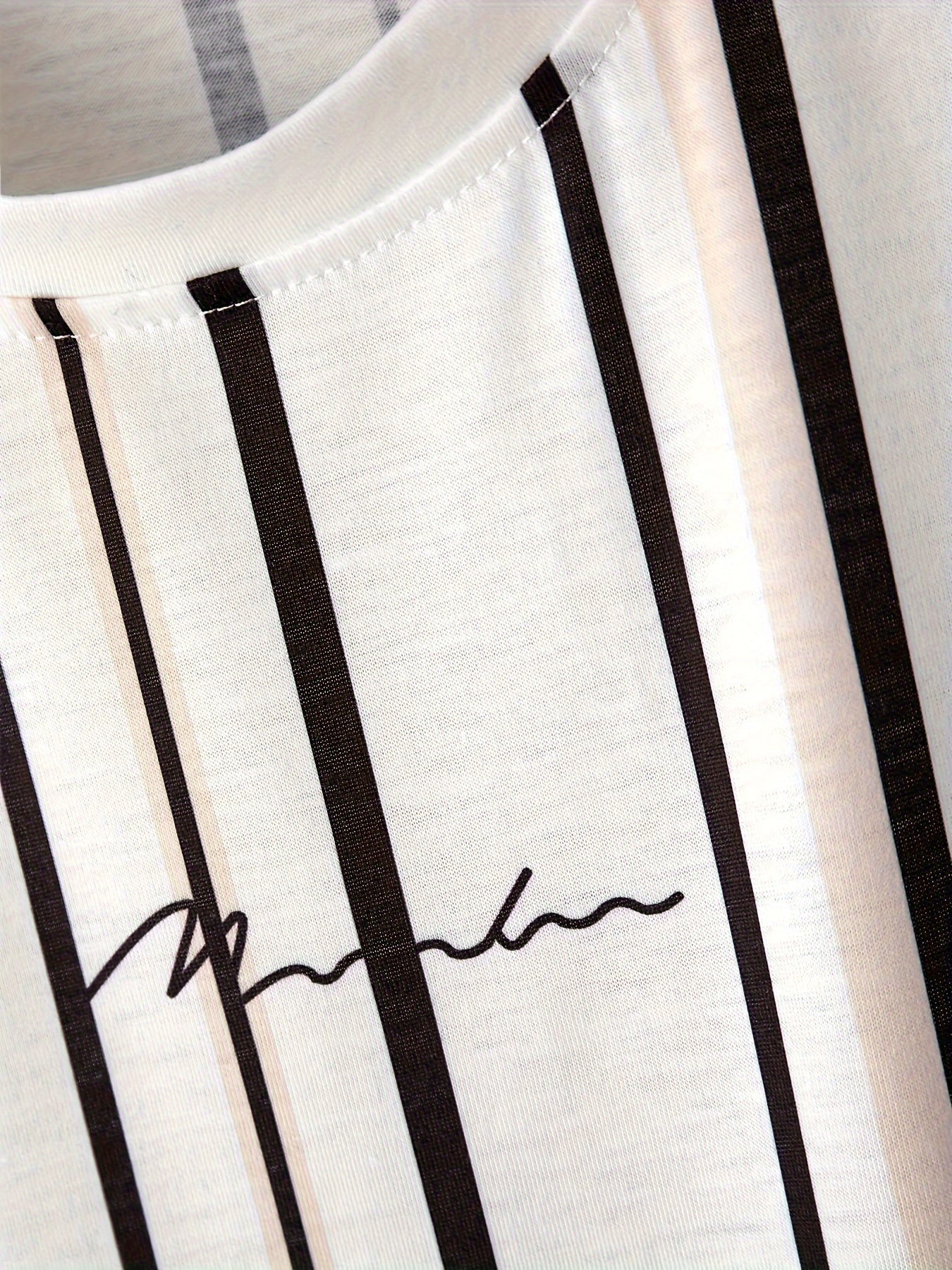 Herren T-Shirt mit vertikalem Streifenmuster und modernem Grafik-Print – Trendiges Freizeitshirt für Alltag und Ausgehen