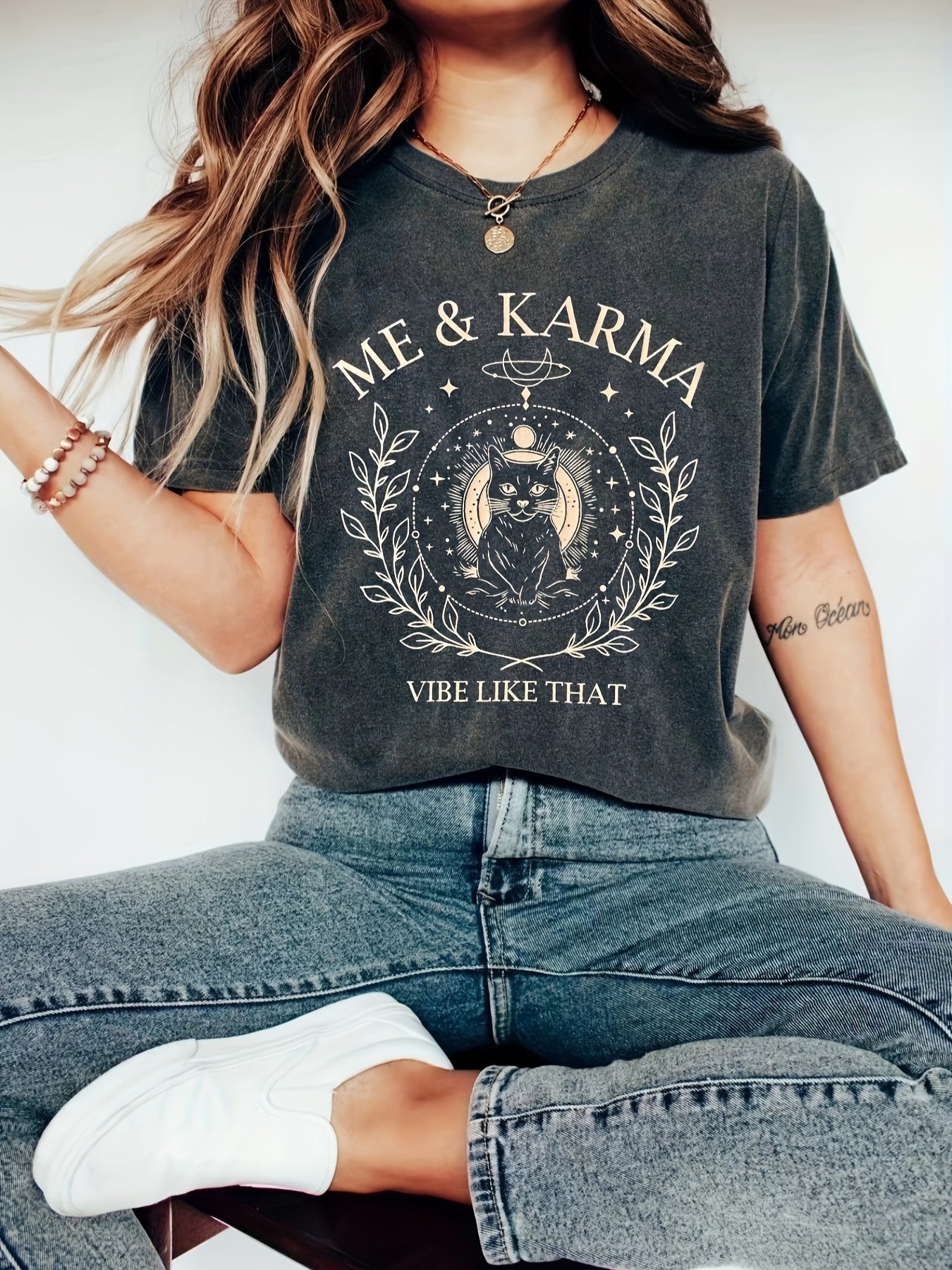 Damen Vintage T-Shirt mit Katze und Spruch 'Me & Karma Vibe Like That' – Mystisches Statement Shirt