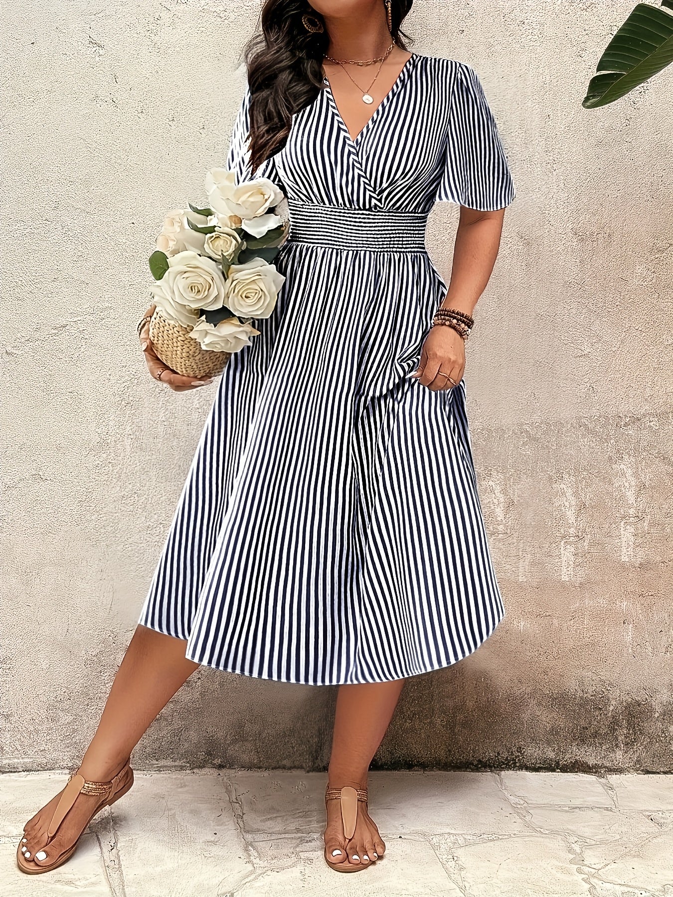 Damen Elegantes Streifenkleid mit Wickeloptik und Sommer-Flair – Perfekt für festliche Anlässe oder Alltag