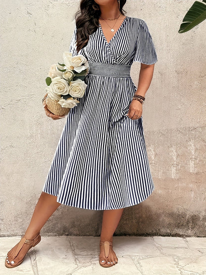 Damen Elegantes Streifenkleid mit Wickeloptik und Sommer-Flair – Perfekt für festliche Anlässe oder Alltag
