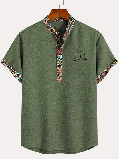 Herren Ethno Freizeitshirt mit Musterdetails und V-Ausschnitt – Modernes Kurzarmhemd für Alltag und Urlaub