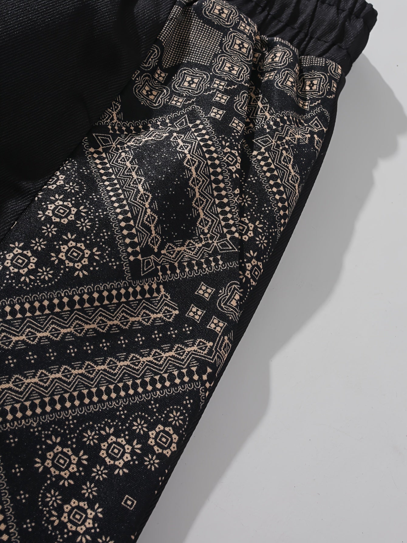 Herren Streetwear Shorts mit Ornamentmuster und grafischen Seiteneinsätzen – Modern Freizeit