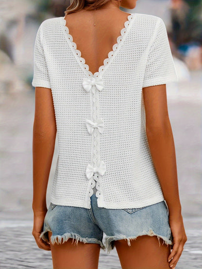 Damen Spitzen-Top mit Rückenausschnitt und Schleifendetails – Elegantes Kurzarm Shirt, femininer Stil