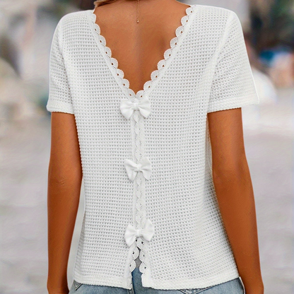 Damen Spitzen-Top mit Rückenausschnitt und Schleifendetails – Elegantes Kurzarm Shirt, femininer Stil