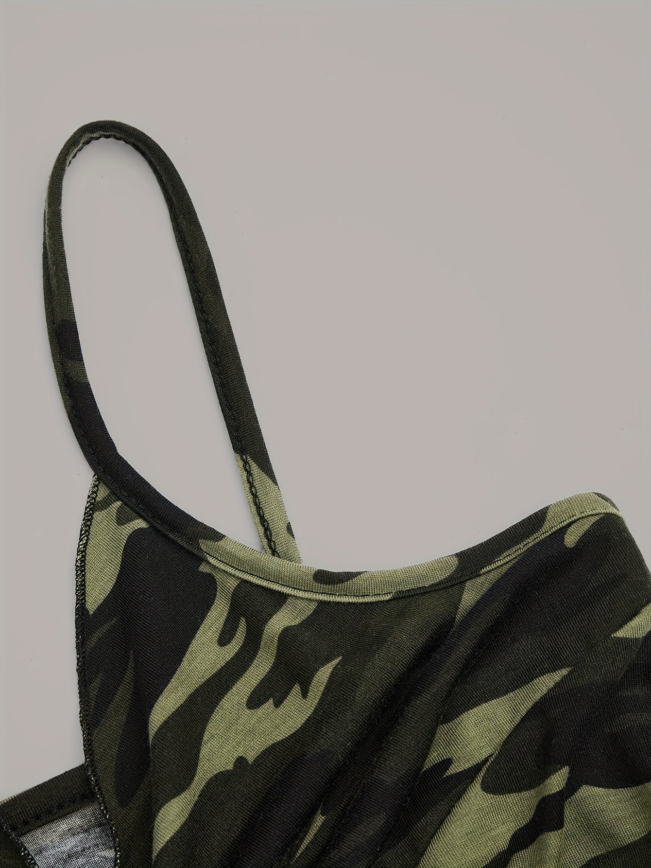 Damen Camisole Top mit Camouflage-Look und Wickeldetail – Modisches Party- und Streetwear-Highlight