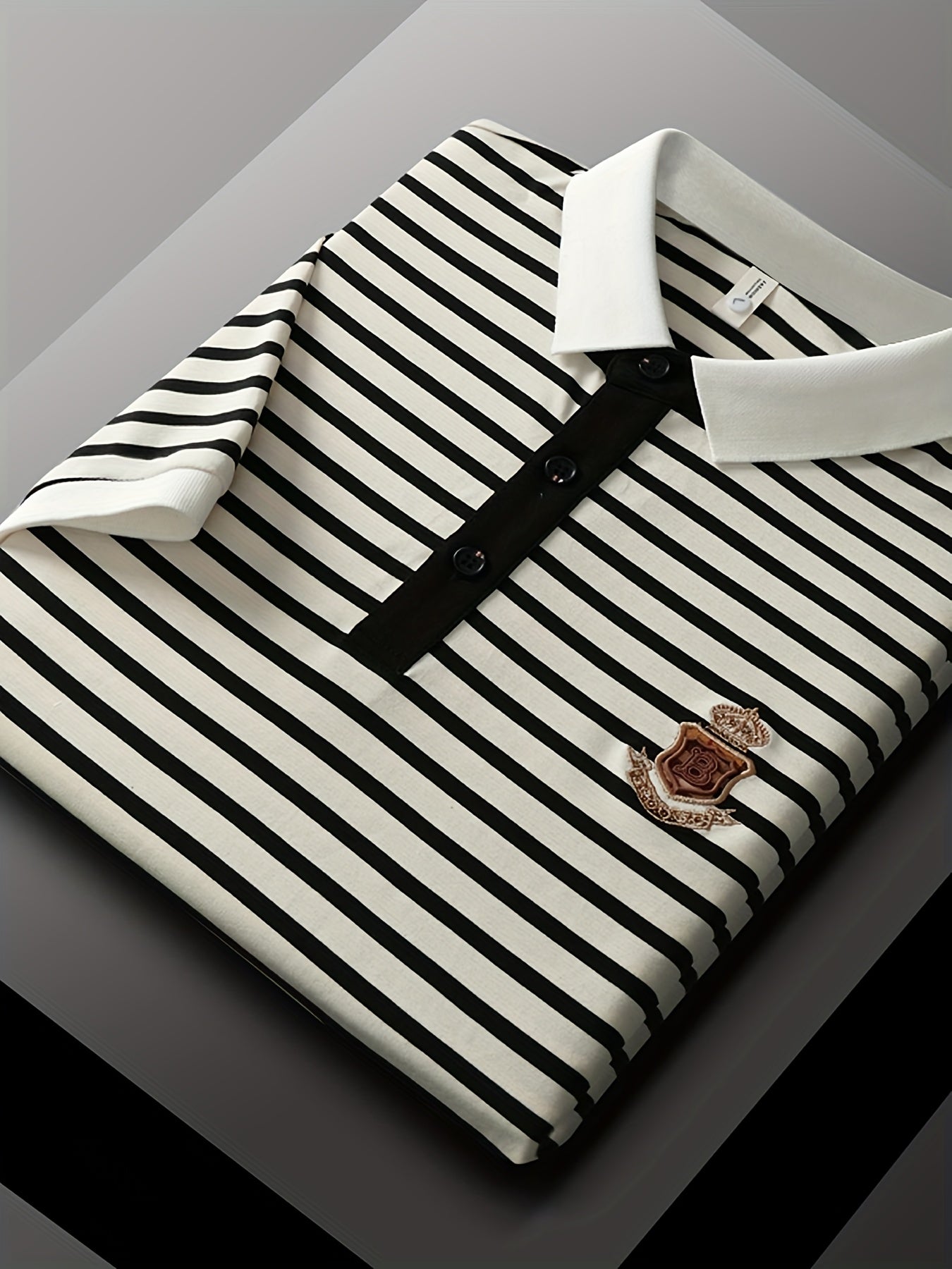 Herren Polohemd mit Streifen und gesticktem Wappen – Klassischer Freizeit- und Business-Look