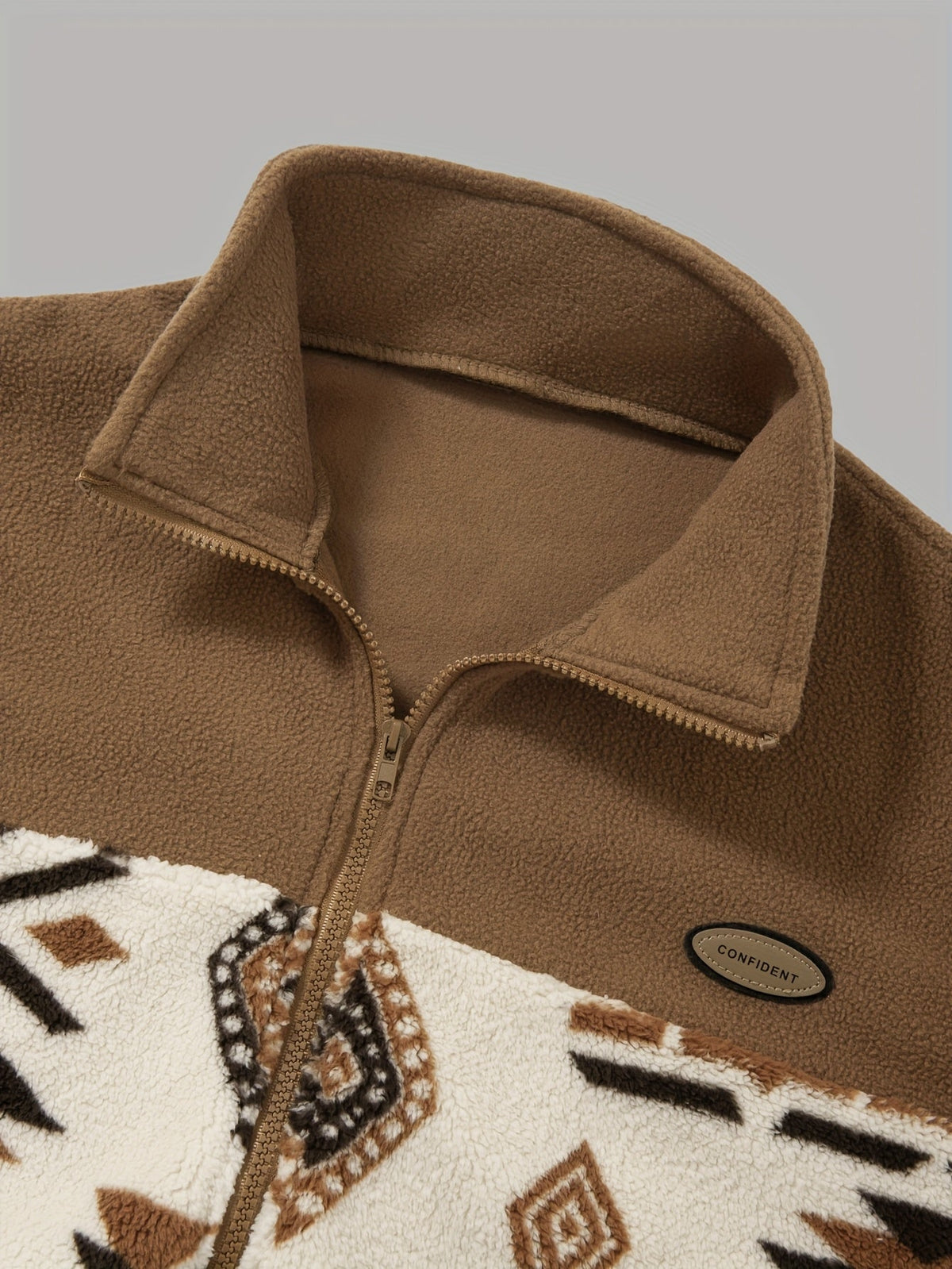 Fleecejacke mit Stehkragen, Braun und Beige, Ethno-Muster, Reißverschluss