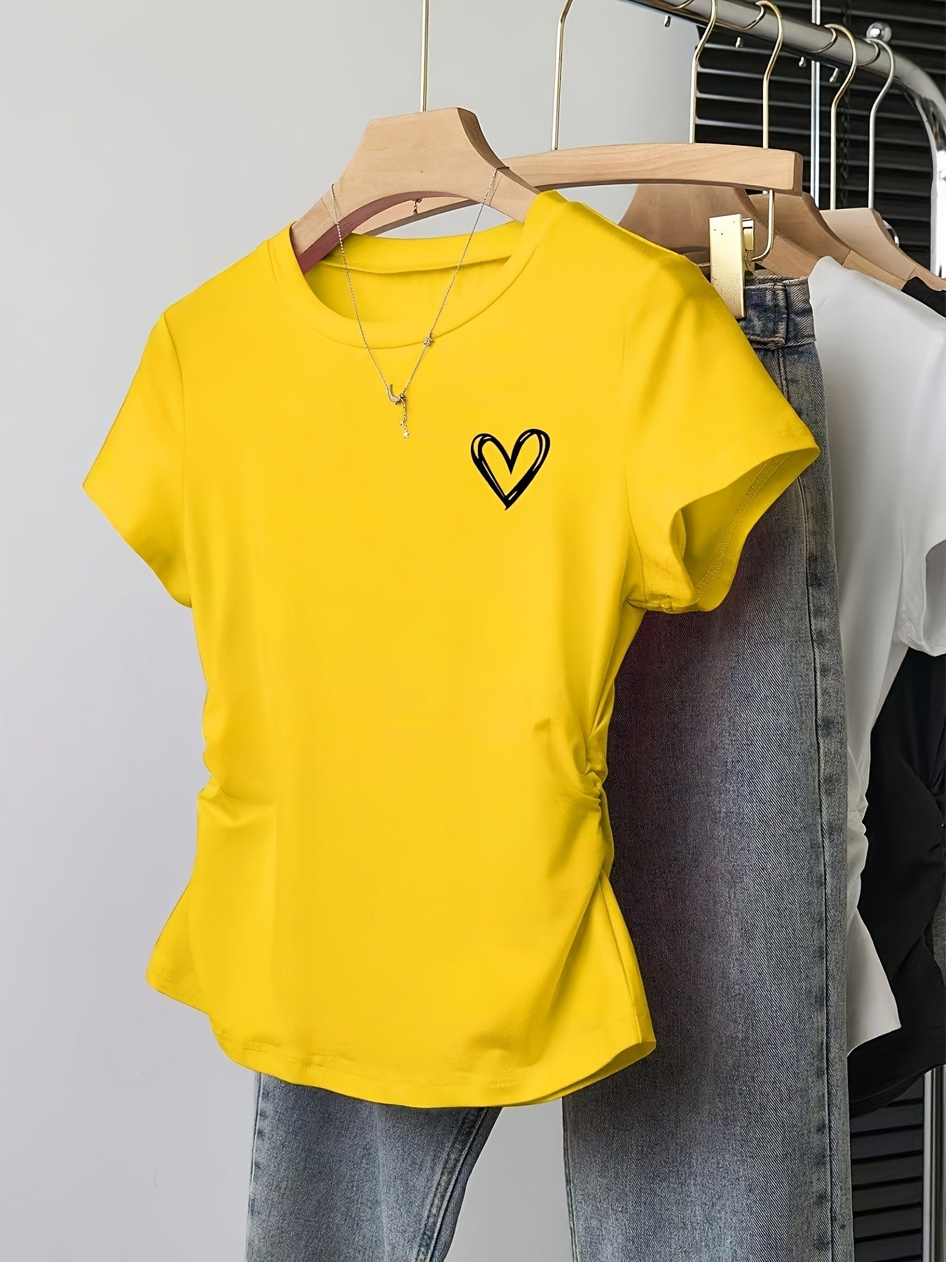 Damen T-Shirt mit Herz-Print und modernem, figurbetontem Schnitt – Alltagsmode mit Stil