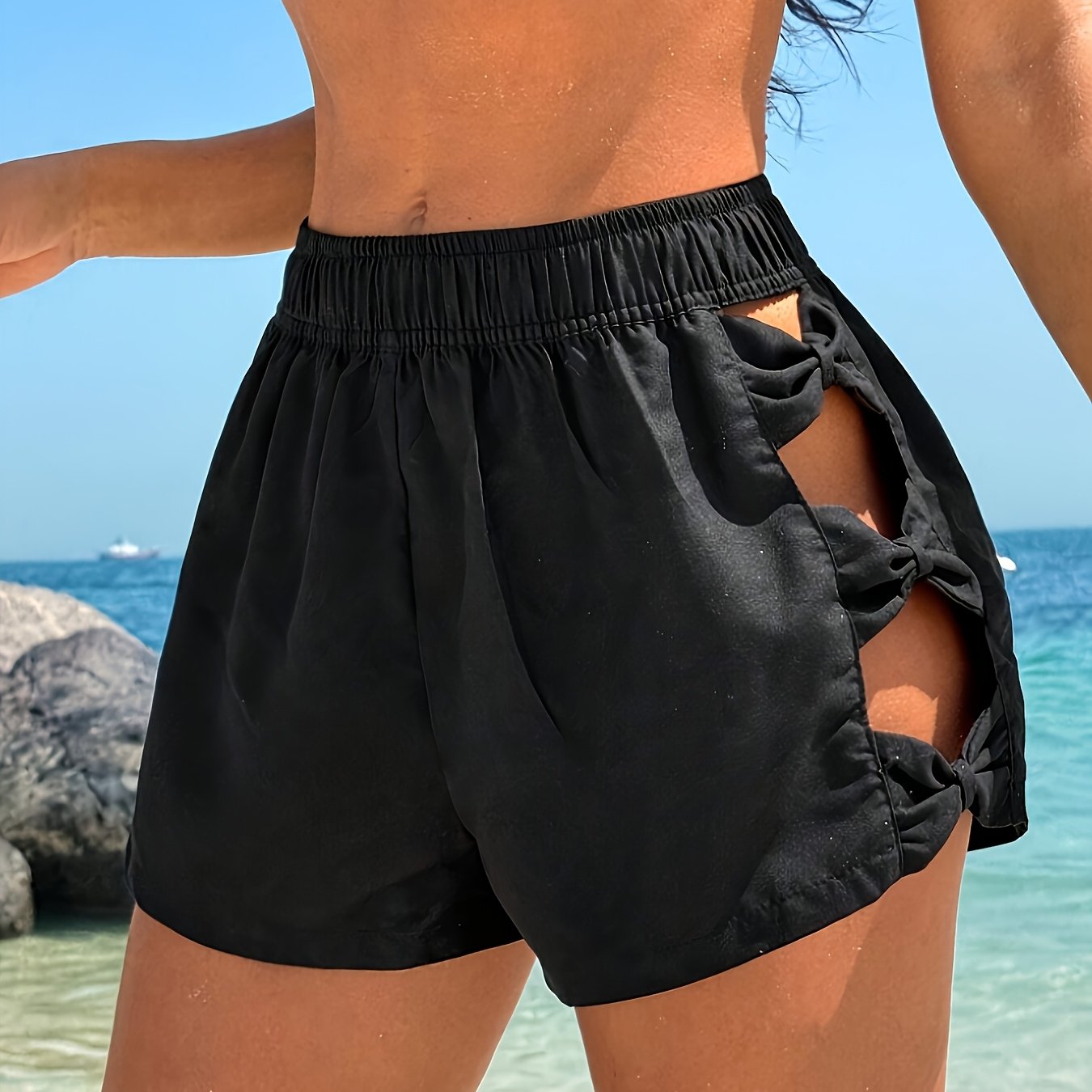 Damen Bade-Resort Shorts mit Cut-Out Schleifen Design – Modische Strandshorts für Urlaub & Freizeit