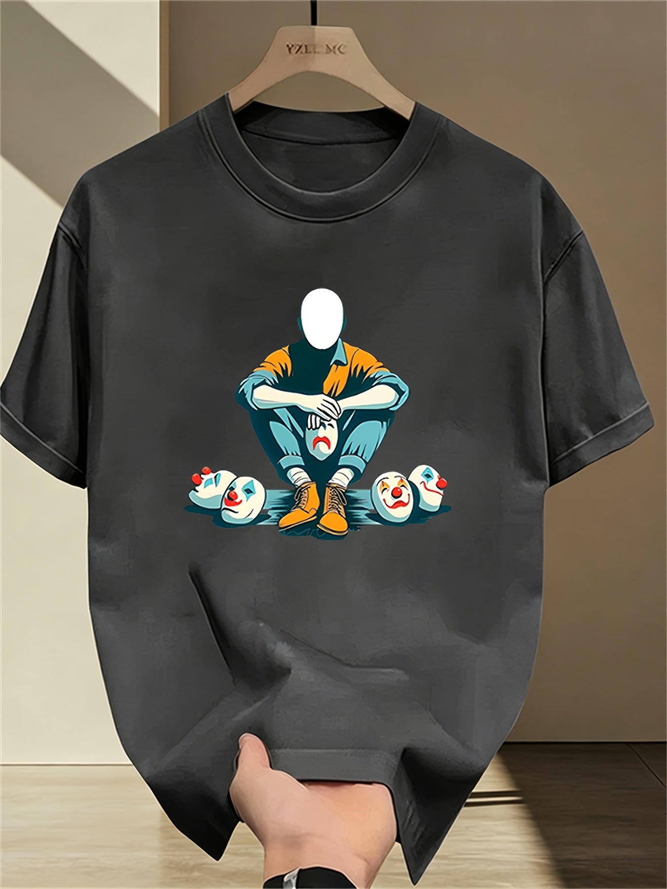 Herren Grafik T-Shirt mit maskiertem Charakter und Clownsmotiven – Modernes Statement Shirt für Individualisten