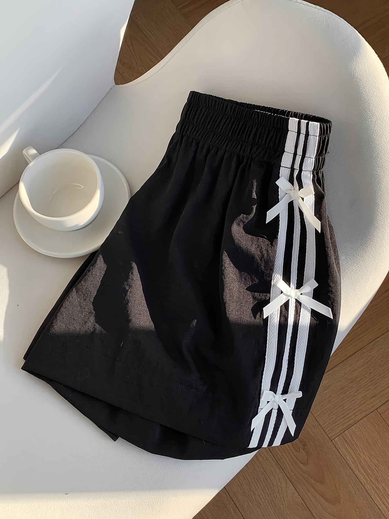 Damen Freizeitshorts mit Schleifen und Streifen – Lässiger Sommer-Look für Urlaub und Alltag