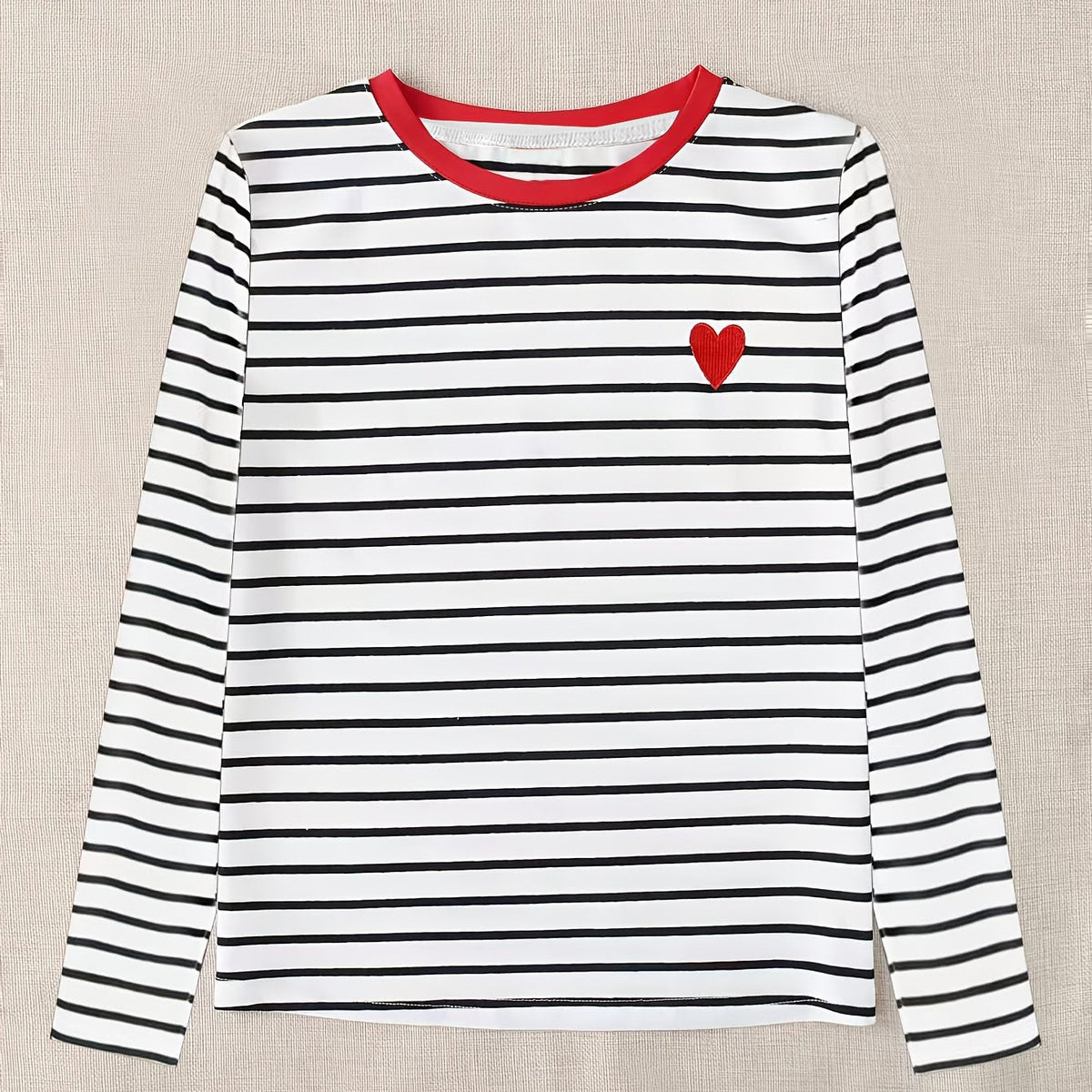 Gestreiftes Langarmshirt mit Rundhalsausschnitt und Herz-Applikation