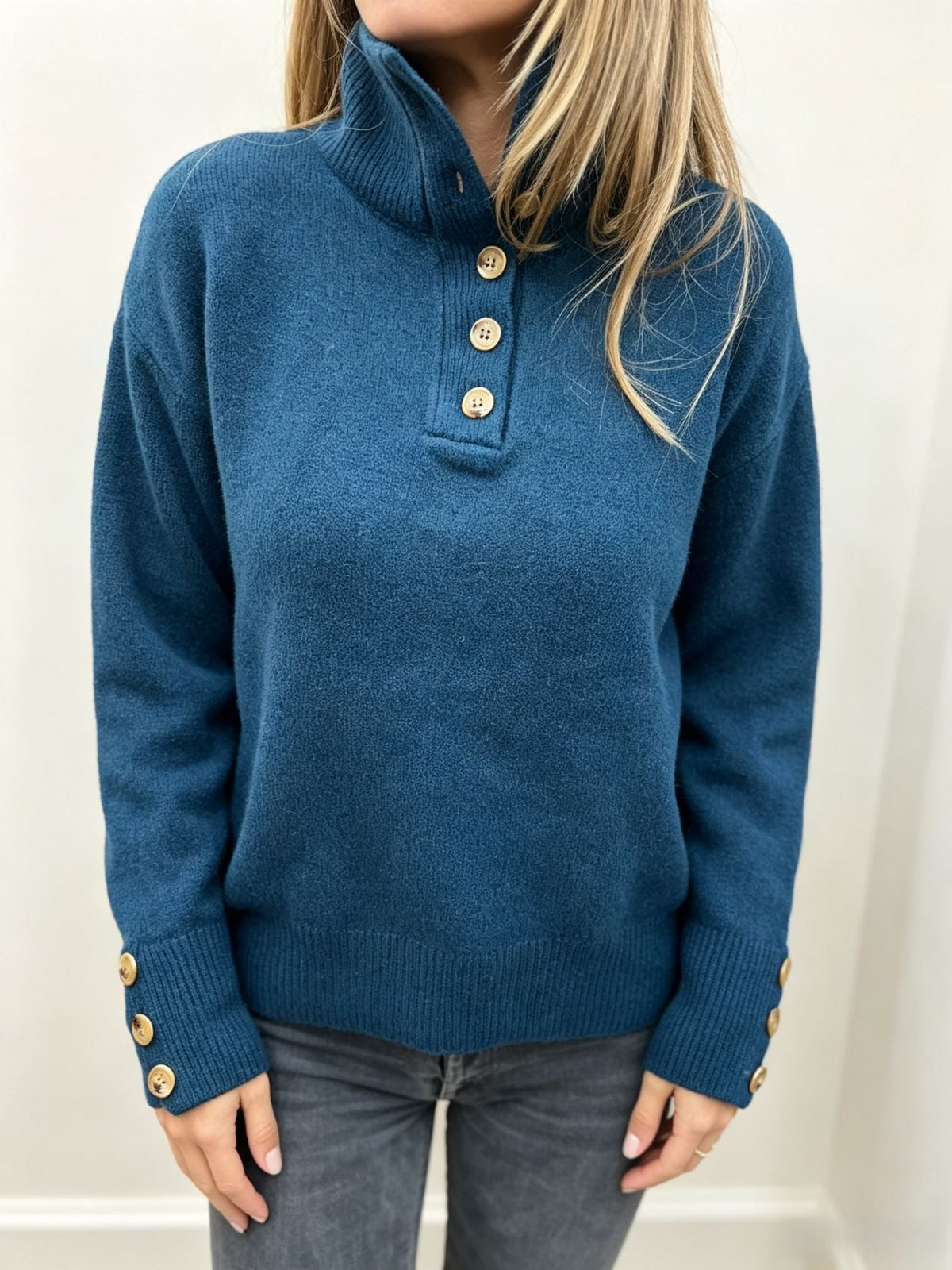 Damen Stehkragen Pullover mit Knopfleiste und Holzknöpfen an Ärmeln