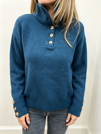 Damen Stehkragen Pullover mit Knopfleiste und Holzknöpfen an Ärmeln
