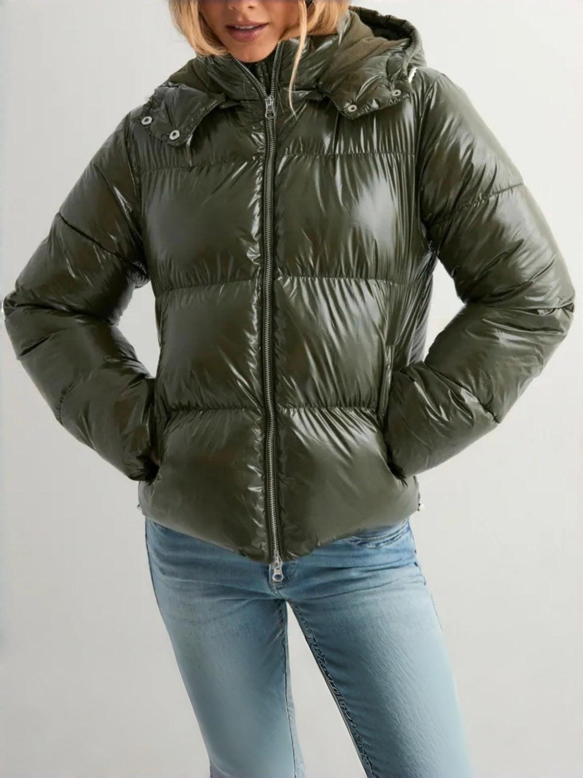 Glänzende Steppjacke für Damen mit Kapuze – Kurze Pufferjacke in Weinrot, Olivgrün & Schwarz