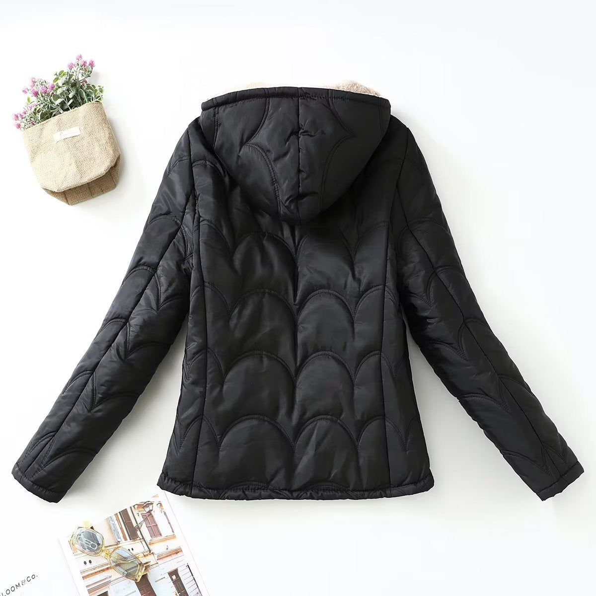 Damen Steppjacke Schwarz mit Kapuze und Futter aus weichem Material