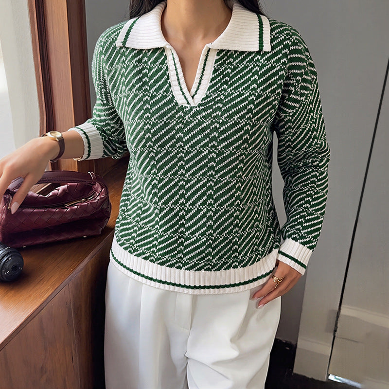 Grüner Damen Pullover mit V-Ausschnitt, weißem Kragen und Rautenmuster