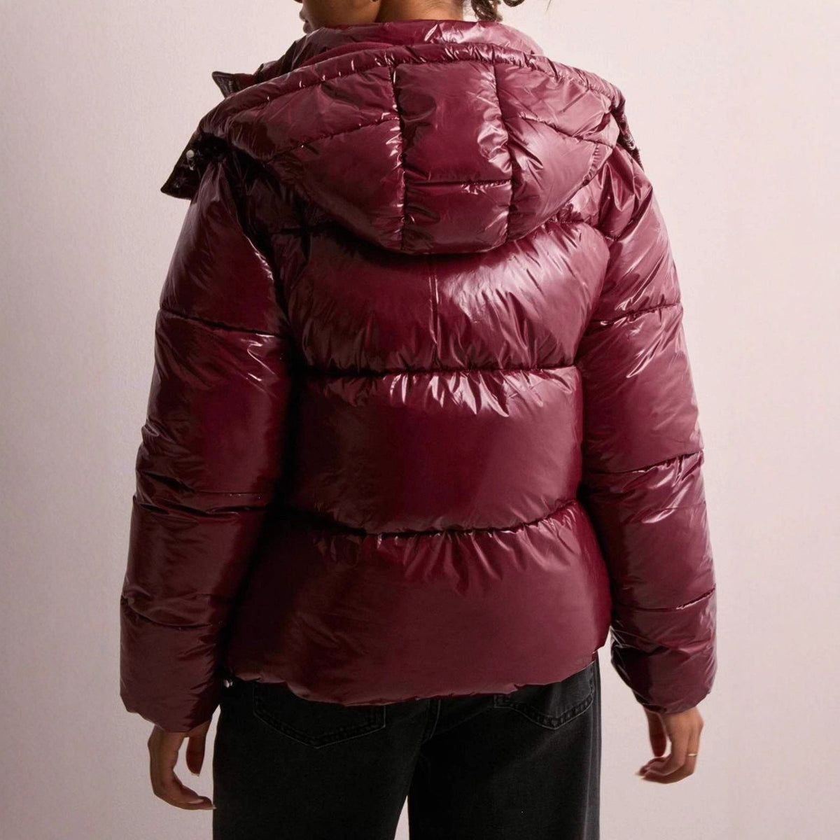Glänzende Steppjacke für Damen mit Kapuze – Kurze Pufferjacke in Weinrot, Olivgrün & Schwarz