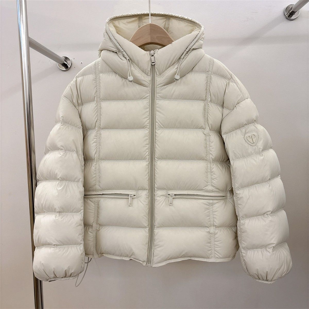 Gesteppte Damen Pufferjacke mit Kapuze und Reißverschlüssen