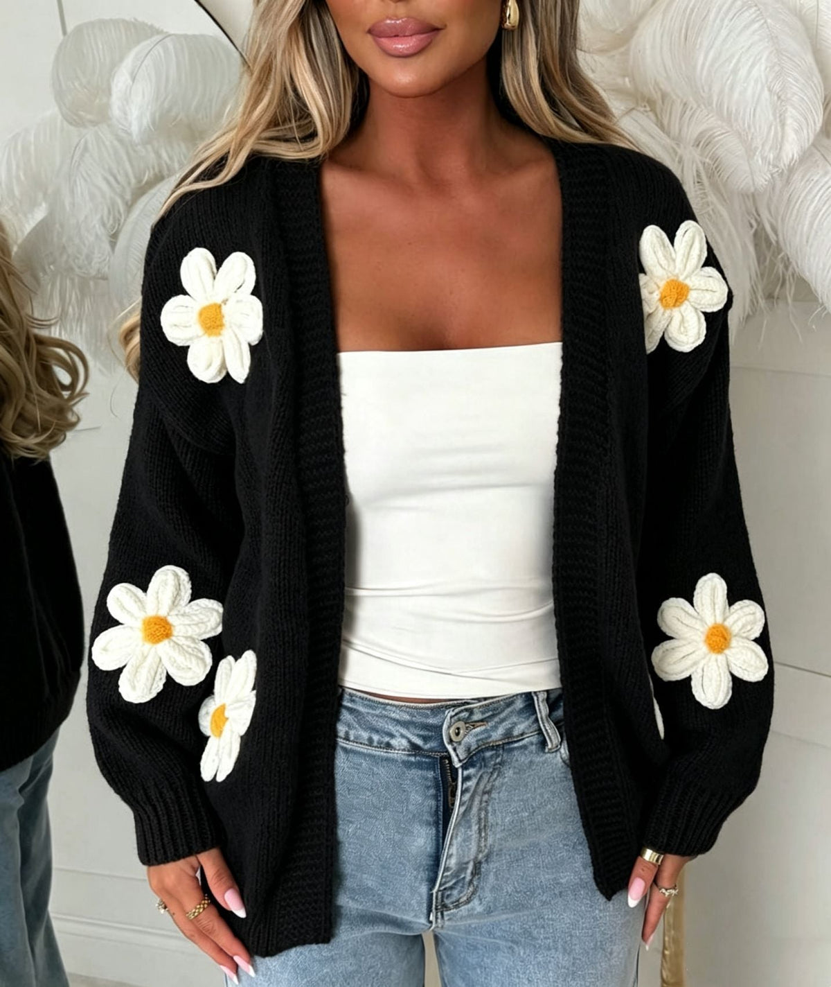 Damen Strickjacke mit offenen Blütenapplikationen