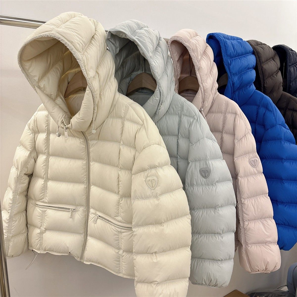 Gesteppte Damen Pufferjacke mit Kapuze und Reißverschlüssen