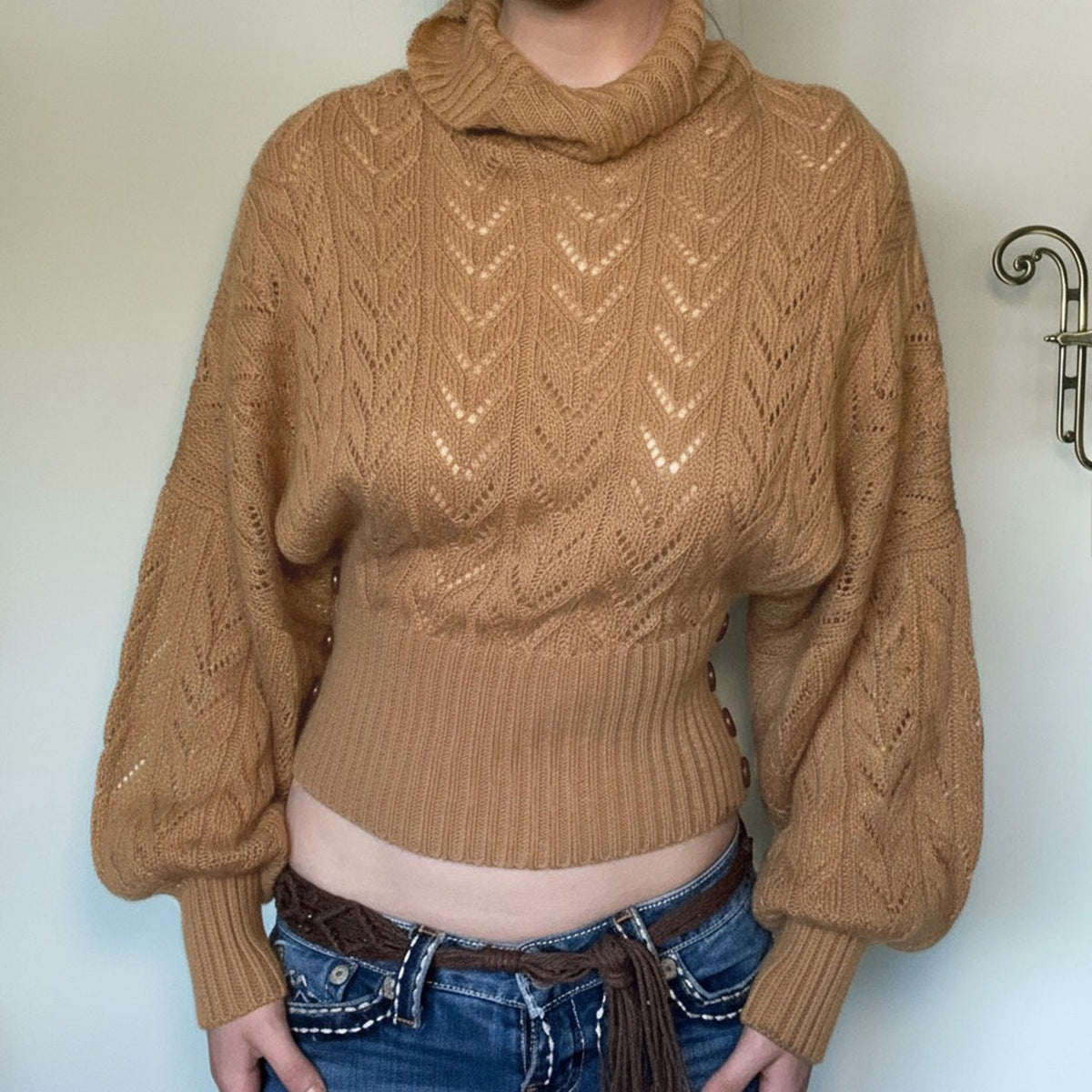 Damen Rollkragen Pullover in Khaki mit Lochmuster und Ballonärmeln