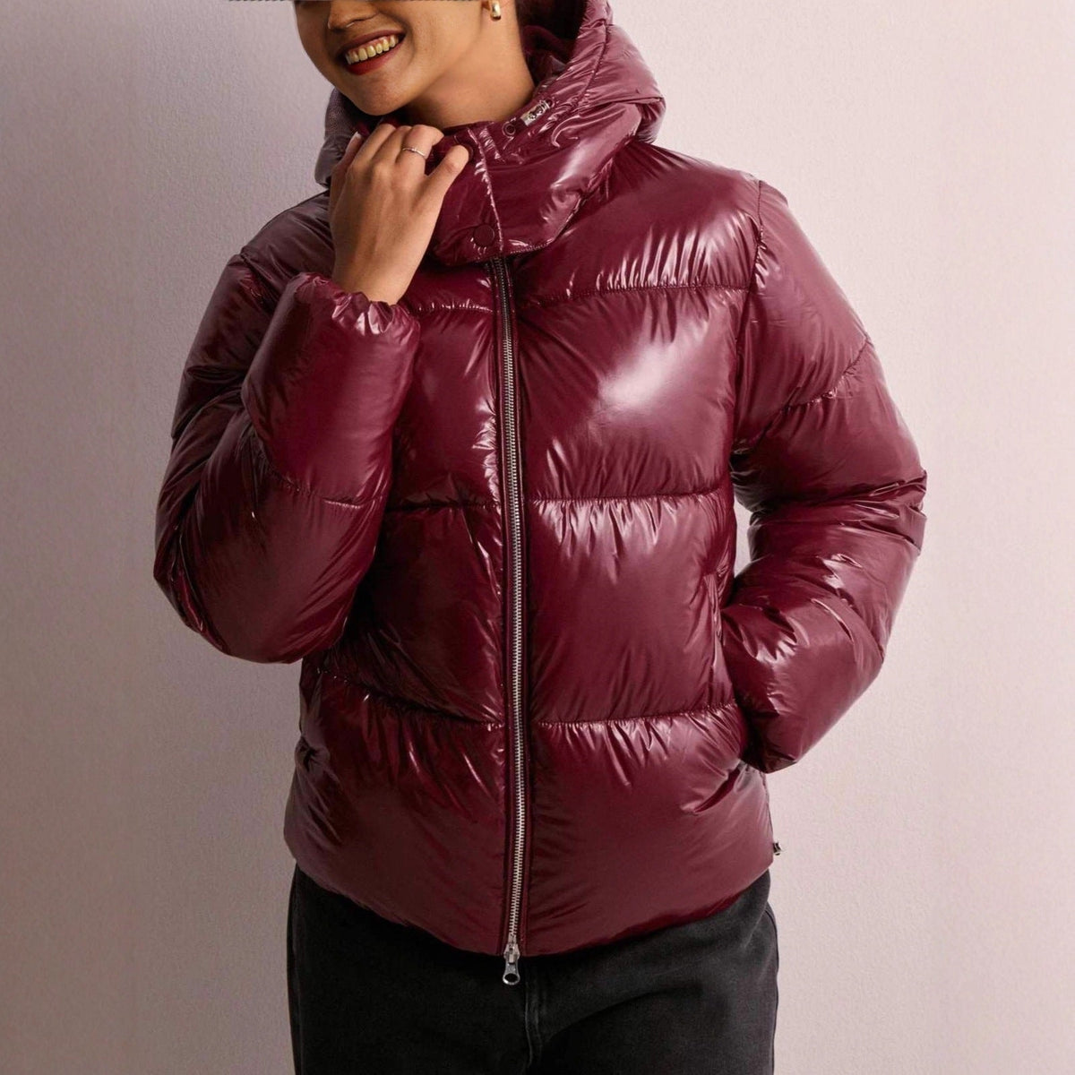 Glänzende Steppjacke für Damen mit Kapuze – Kurze Pufferjacke in Weinrot, Olivgrün & Schwarz