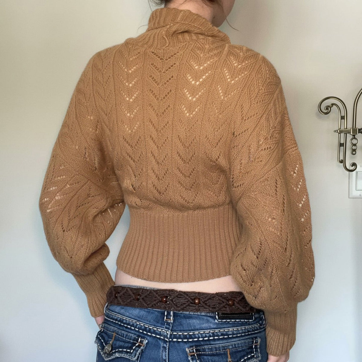 Damen Rollkragen Pullover in Khaki mit Lochmuster und Ballonärmeln