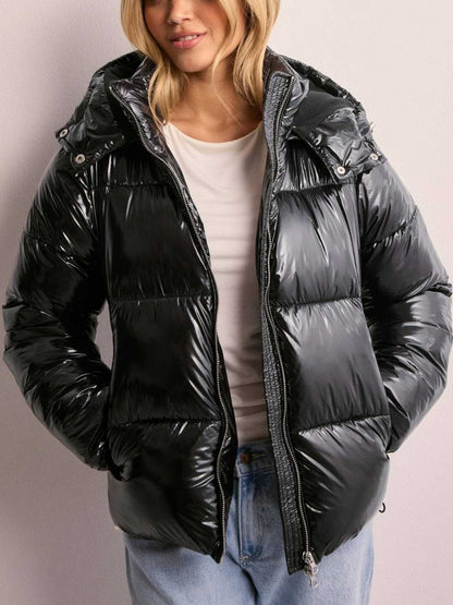 Glänzende Steppjacke für Damen mit Kapuze – Kurze Pufferjacke in Weinrot, Olivgrün & Schwarz