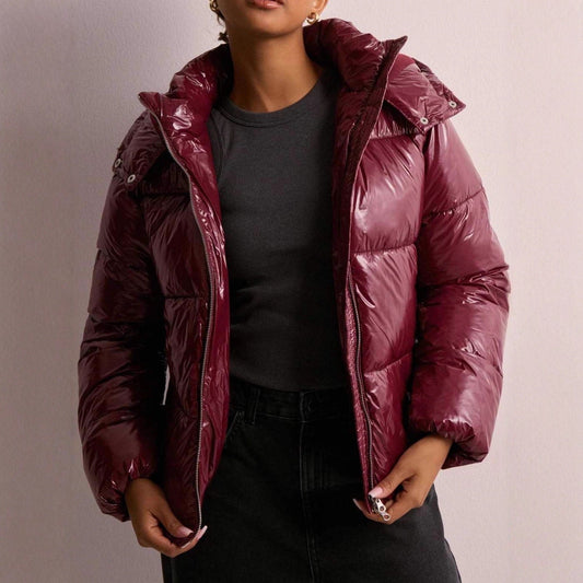 Glänzende Steppjacke für Damen mit Kapuze – Kurze Pufferjacke in Weinrot, Olivgrün & Schwarz
