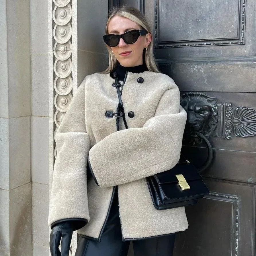 Damen Kurzjacke mit Fell-Optik, beigefarben, Rundhalsausschnitt, Knebelknöpfe