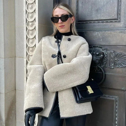 Damen Kurzjacke mit Fell-Optik, beigefarben, Rundhalsausschnitt, Knebelknöpfe
