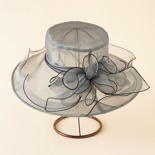 Breitkrempiger Damenhut aus Organza mit Schleife und Zierelementen