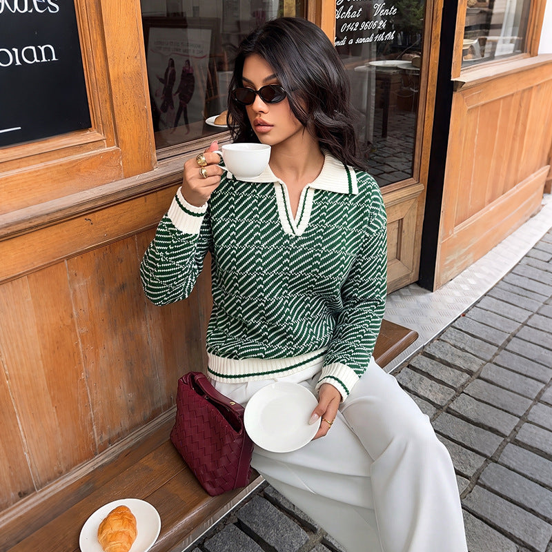 Grüner Damen Pullover mit V-Ausschnitt, weißem Kragen und Rautenmuster