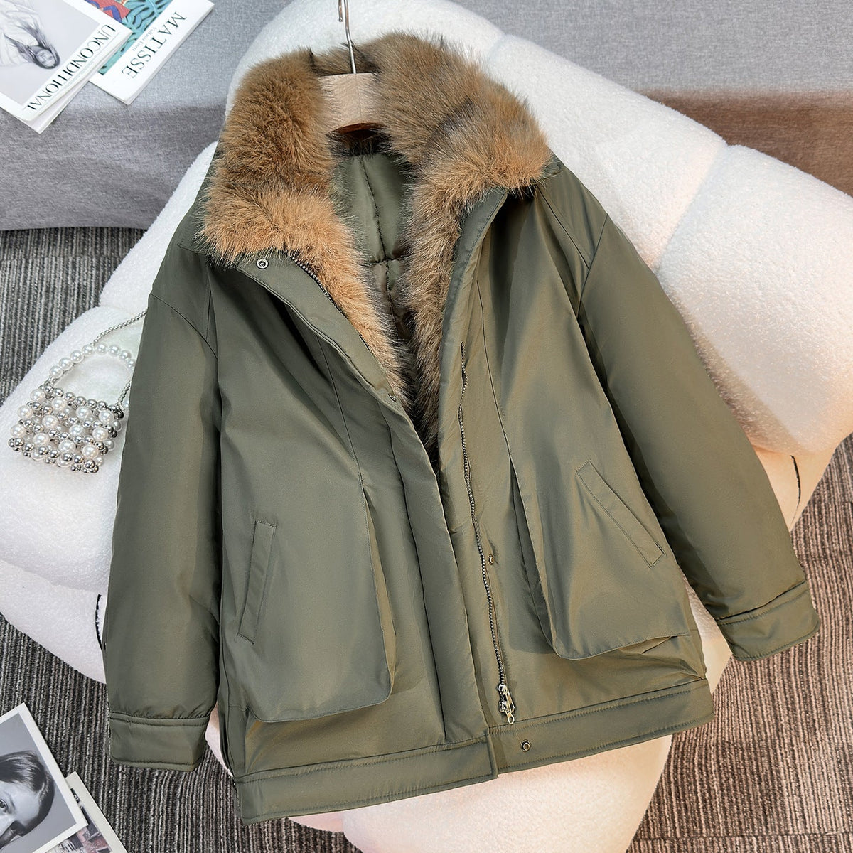 Kurze Winterjacke mit Kunstpelzkragen und Futter