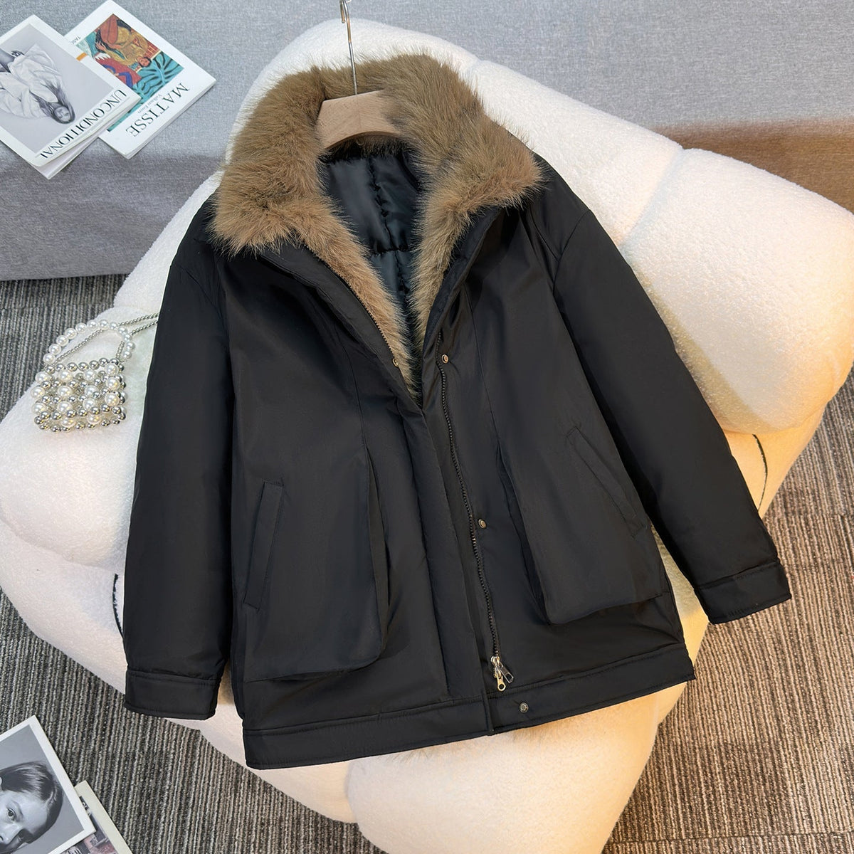 Kurze Winterjacke mit Kunstpelzkragen und Futter