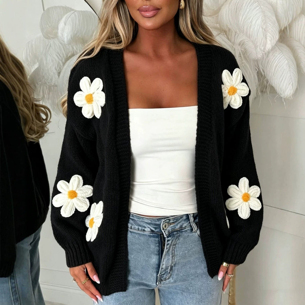 Damen Strickjacke mit offenen Blütenapplikationen