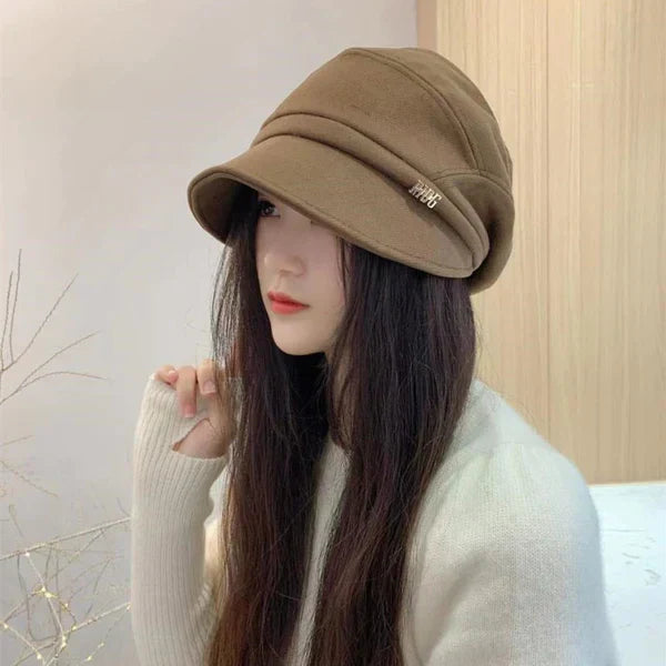 Damen Beanie Mütze mit Krempe und Metall-Applikation