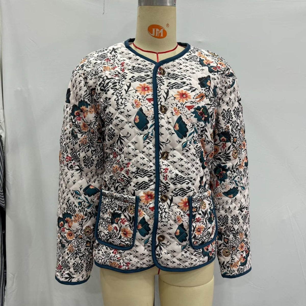 Damen Steppjacke im Blumenmuster mit Kontrastbesatz