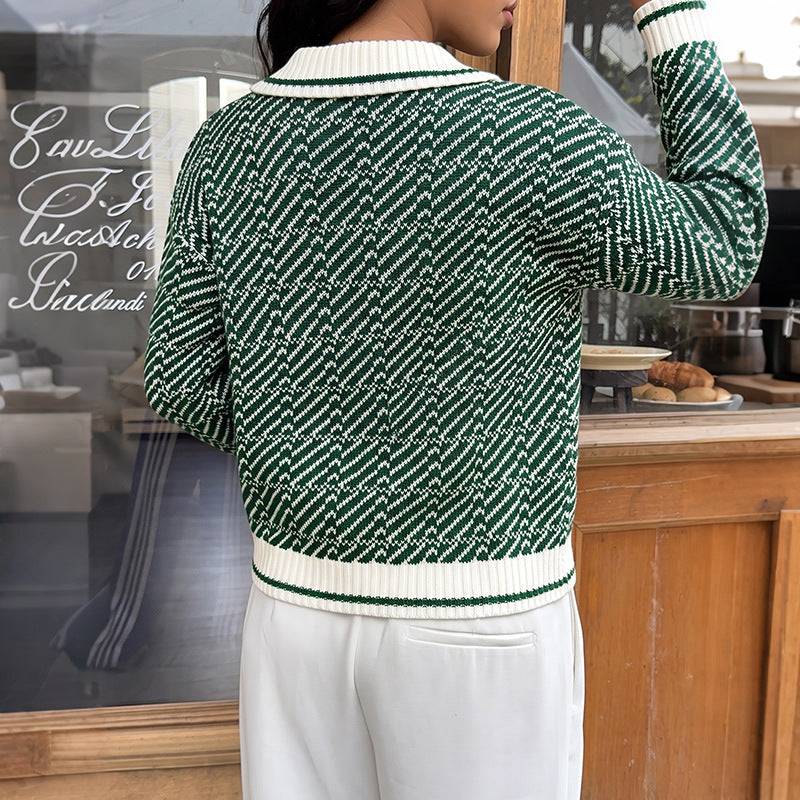 Grüner Damen Pullover mit V-Ausschnitt, weißem Kragen und Rautenmuster