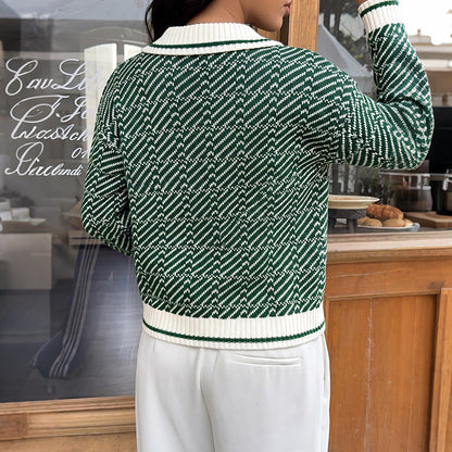 Grüner Damen Pullover mit V-Ausschnitt, weißem Kragen und Rautenmuster