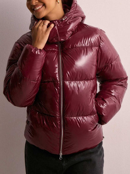 Glänzende Steppjacke für Damen mit Kapuze – Kurze Pufferjacke in Weinrot, Olivgrün & Schwarz
