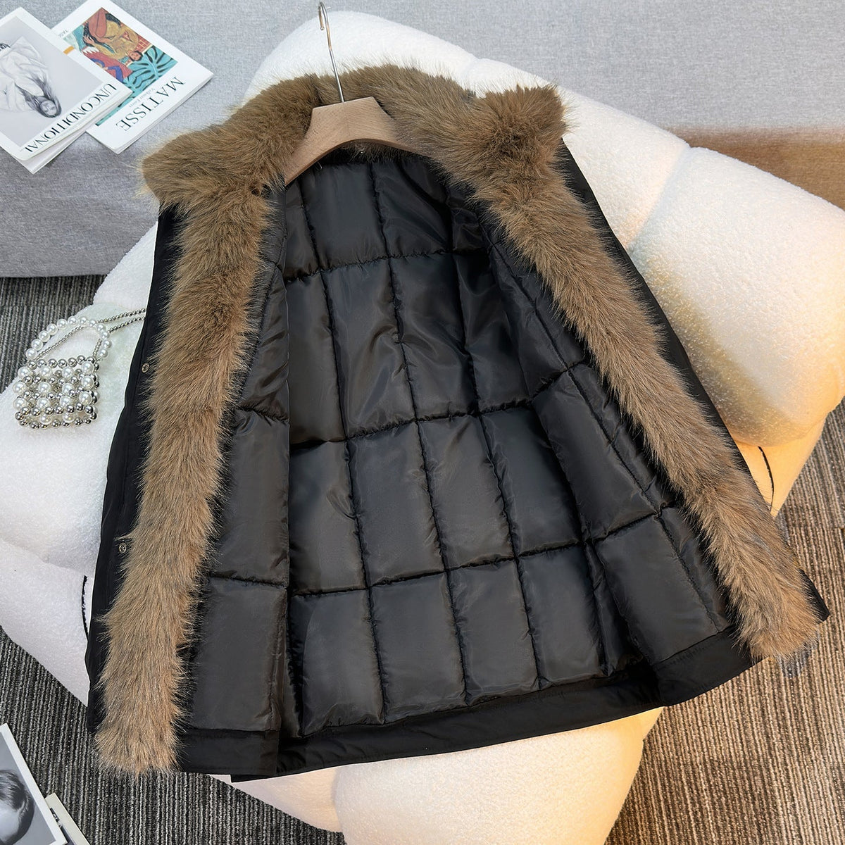 Kurze Winterjacke mit Kunstpelzkragen und Futter