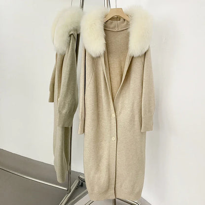 Langer Strickcardigan mit Kunstfellkragen Grau