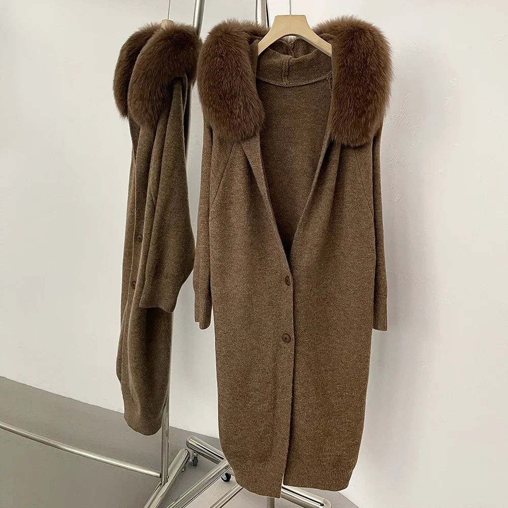 Langer Strickcardigan mit Kunstfellkragen Grau